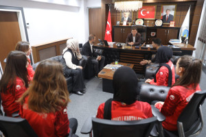 Kadın Futbol Takımından Başkan Çetin’e Ziyaret